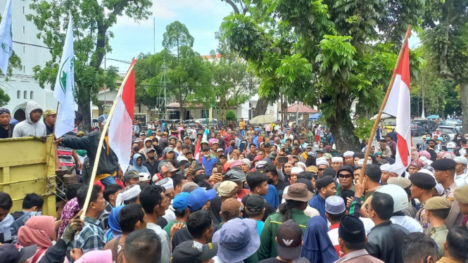 Ratusan pendemo gelar unjuk rasa di depan Kantor Gubernur Sumut.