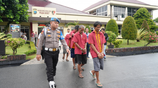 Para pelaku pencurian kelapa sawit milik PTPN IV saat diamankan Polda Sumut.