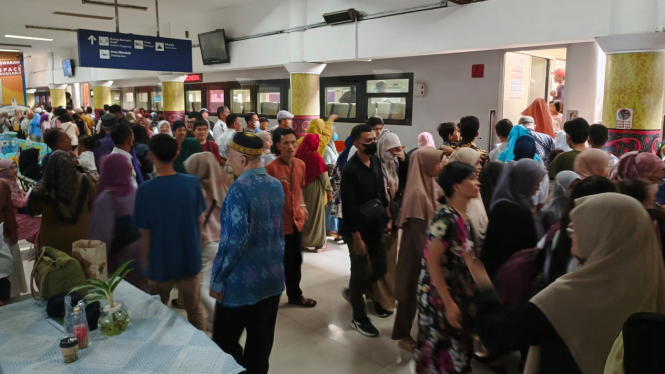 Penumpang memadati Stasiun Kereta Api Medan.