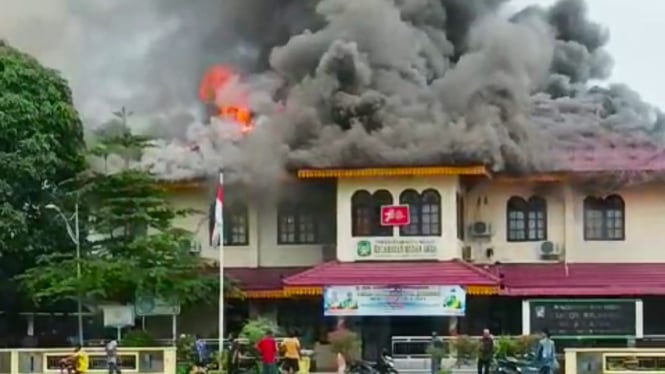 Kobaran api membakar Kantor Camat Medan Area.