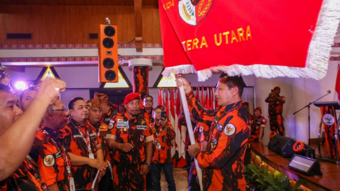 Musa Rajekshah menerima bendera pataka Pemuda Pancasila Sumut.