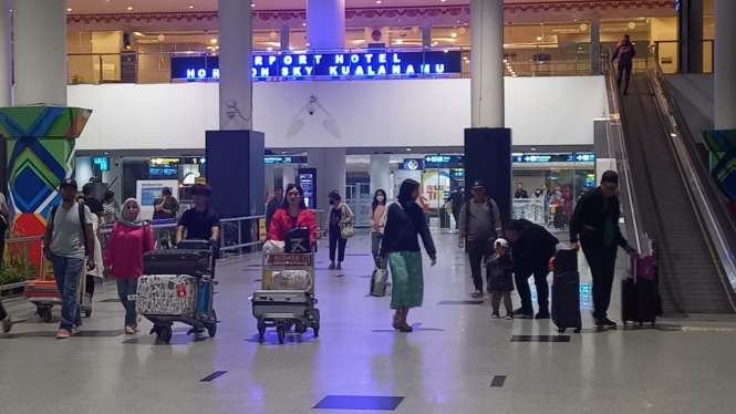Kedatangan penumpang di Bandara Kualanamu.
