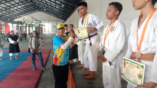 Ketua KONI Medan, Eddy H Sibarani meyerahkan medali kepada juara favorit Kempo.