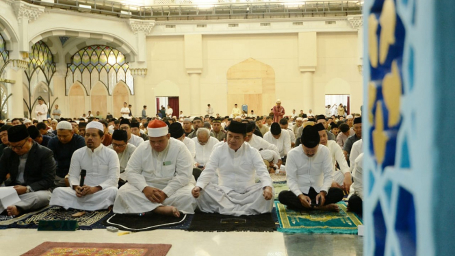 Ribuan orang padati Masjid Agung Medan laksanakan salat Idul Adha.