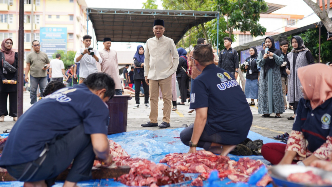 Rektor UMSU, Prof Dr Agussani, MAP, menyaksikan penyembelihan hewan kurban di Kampus UMSU.