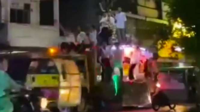 Tangkapan layar rombongan remaja terjatuh dari truk pawai