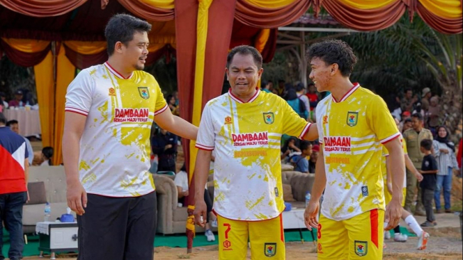 Bobby Nasution (kiri) bersama Dharma Wijaya (tengah).