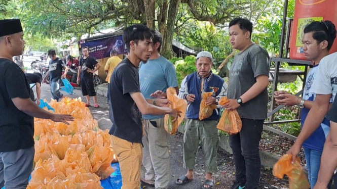 Proses pembagian hewan kurban di Warkop Jurnalis Kota Medan.