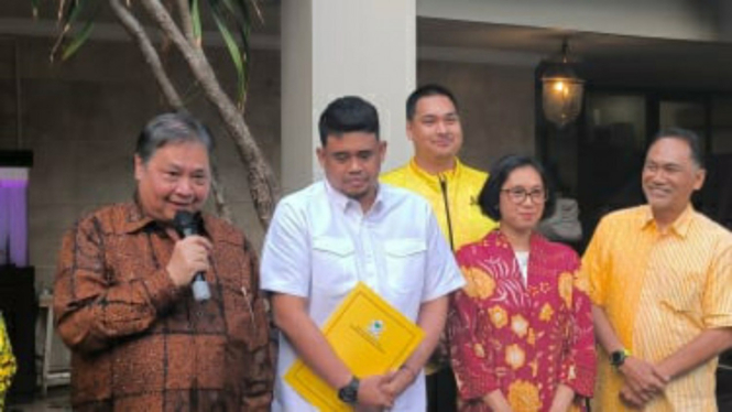 Ketua Umum Partai Golkar, Airlangga Hartarto menyerahkan rekomendasi dukungan untuk Bobby Nasution maju di Pilgub Sumut 2024.