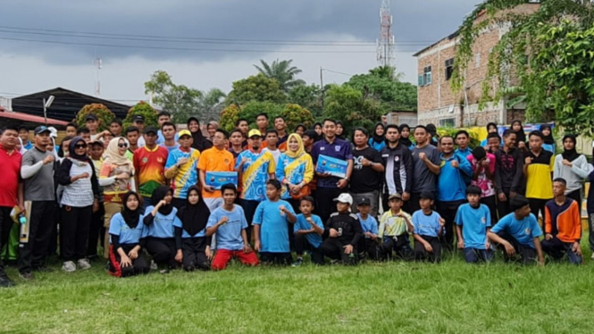 Ketua KONI Medan, Eddy H Sibarani dan Ketua PB Porkot Medan, Dr dr Hj Liliana Puspa Sari SPd MKes bersama atlet Petanque pada Porkot Medan 2024.