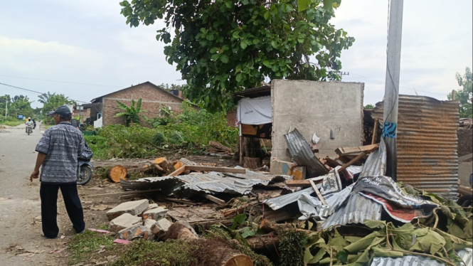 Pohon besar menimpa bengkel di Deliserdang tewaskan ibu dan anak.