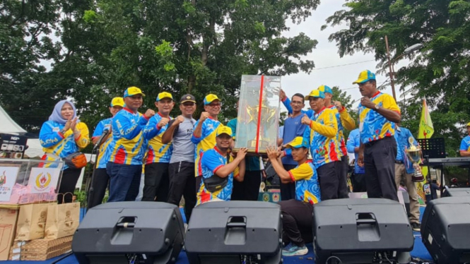 Penyerahan piala kepada kontingen Medan Deli juara Porkot Medan 2024.
