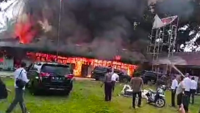 Kantor KPU Labura terbakar.