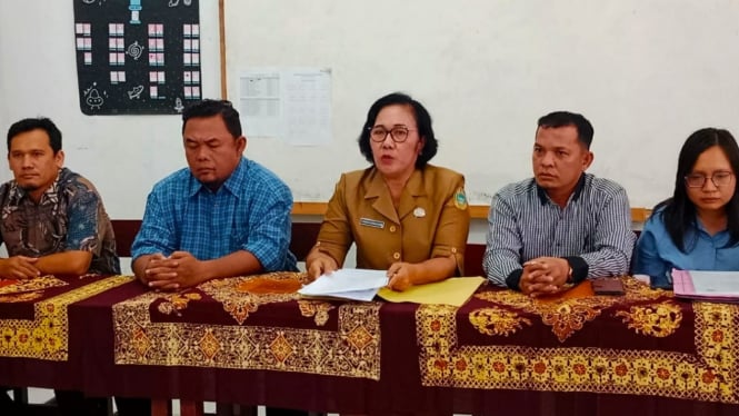 Kepala Sekolah SMA Negeri 8 Medan, Rosmaida Asianna Purba (tengah) berikan keterangan pers.
