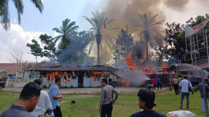 Kebakaran menghanguskan Kantor KPU Labura.