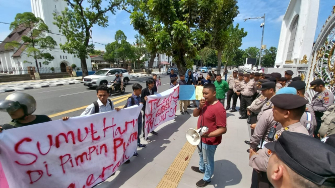 Aliansi Mahasiswa Sumut Bersatu unjuk rasa di depan Kantor Gubernur Sumut menolak Pj Gubsu Agus Fatoni.