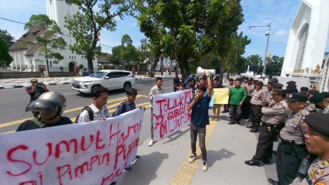 Aliansi Mahasiswa Sumatera Utara Bersatu menilai pergantian Pj Gubernur Sumut sarat kepentingan politik.