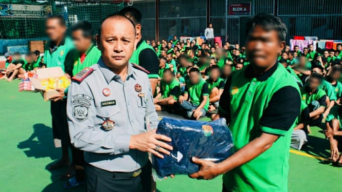 Kalapas Kelas IIB Siborongborong, Krisman Ziliwu menyerahkan seragam dan perlengkapan mandi.