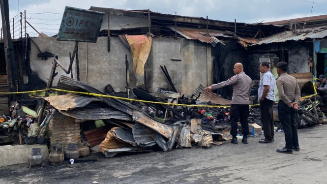 Kondisi rumah wartawan di Karo hangus terbakar.