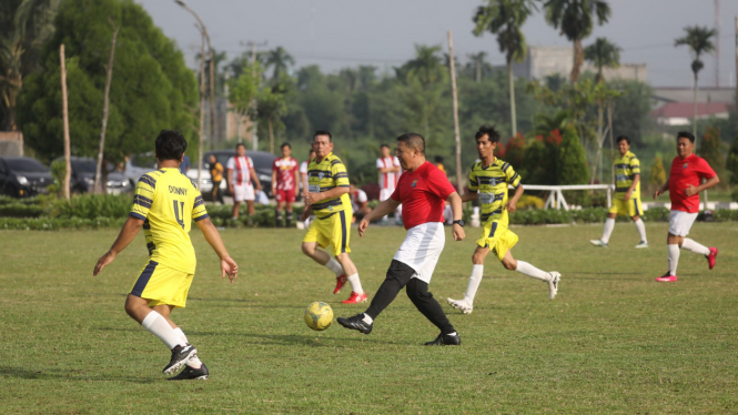 Kapolda Sumut, Irjen Pol. Agung Setya Imam Effendi, menggiring bola.