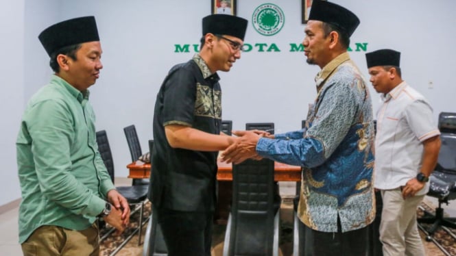 Bacalon Wali Kota Medan, Rico Waas saat bertemu dengan Ketua Umum MUI Kota Medan, Hasan Matsum.