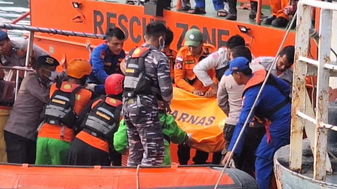 Proses evakuasi kapal wisata karam di Tapanuli Tengah.