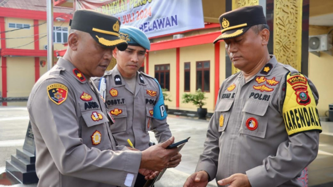 Polres Pelabuhan Belawan periksa handphone personel sasaran aplikasi judi online.