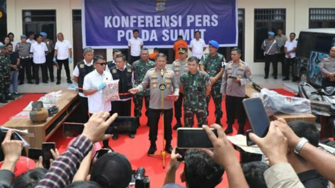 Kapolda Sumut, Komjen Pol Agung Setya Imam Effendi menunjukkan barang bukti kasus pembakaran rumah wartawan di Karo yang menewaskan 4 orang.