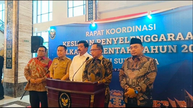 Mendagri RI, Tito Karnavian bersama Menkopolhukam, Hadi Tjahjanto.