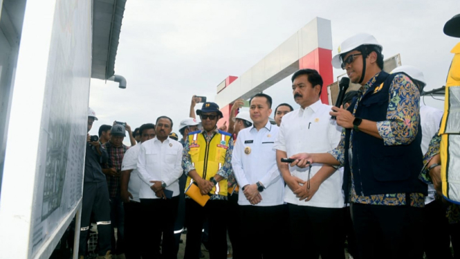 Pj Gubernur Sumut Agus Fatoni dan Menko Polhukam RI Hadi Tjahjanto meninjau venue PON XXI tahun 2024 di Sumut Sport Center, Kabupaten Deliserdang.