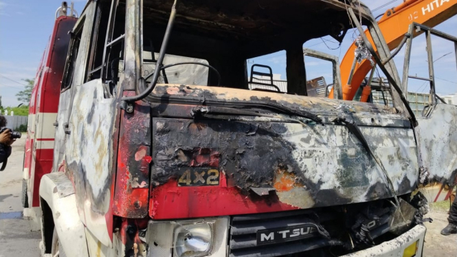 Mobil pemadam kebakaran dibakar massa yang menolak penertiban di Kabupaten Deliserdang.