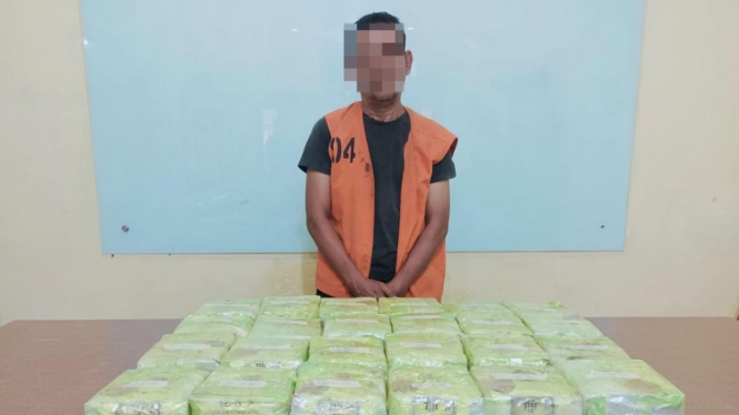 Satnarkoba Polresta Deli Serdang amankan tersangka K bersama 24 kg sabu yang diselundupkan dari Malaysia.