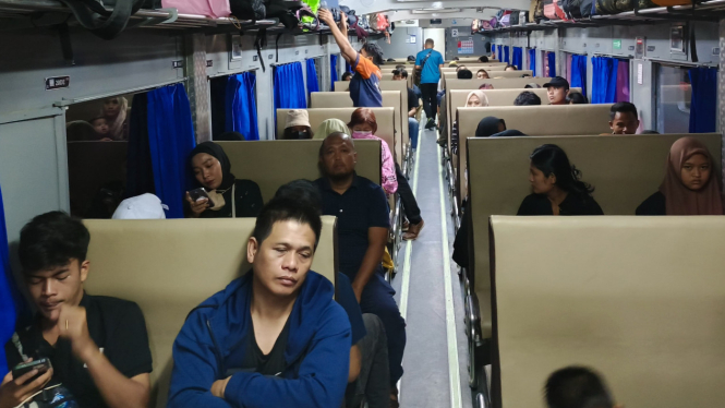 Penumpang saat berada di dalam kereta api.