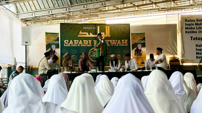 Tokoh masyarakat Sumut, Edy Rahmayadi saat hadiri acara peringatan Tahun Baru Islam 1 Muharram 1446 Hijriah di Masjid Al Muttaqin, Jalan Perjuangan, Kota Medan.