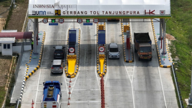 Gerbang tol Tanjungpura.