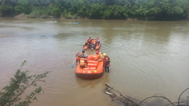 Pos SAR Mandailing Natal saat melakukan pencarian korban di Sungai Barumun, Palas.