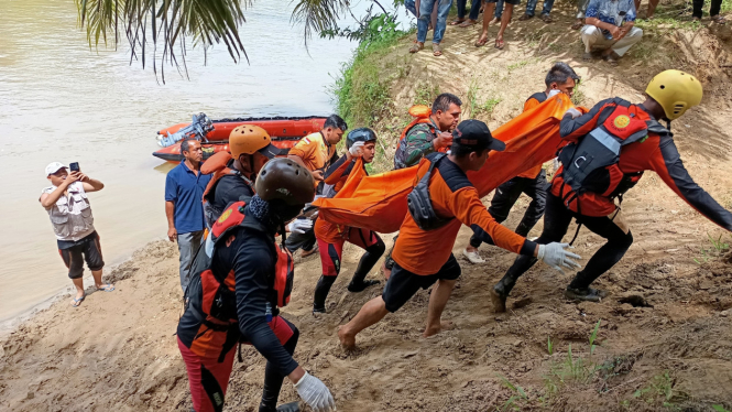 Petugas Pos SAR Mandailing Natal mengevakuasi korban hanyut di Sungai Barumun.