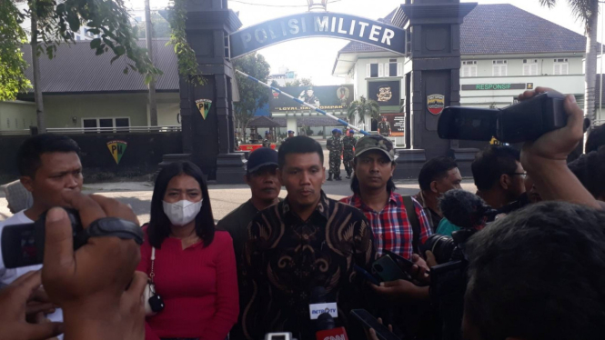 Eva Meliana Pasaribu, Direktur LBH Medan, Irvan Saputra dan Kordinator KKJ Sumut, Array A Argus berikan keterangan di depan Pomdam Bukit Barisan.