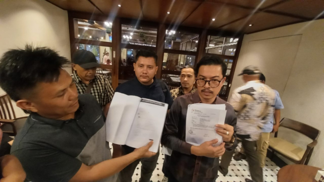 Anggota DPRD Tapsel, Armen Sanusi Harapan (kiri) dan Kuasa Hukumnya, Irwansyah Putra Nasution (kanan) saat memberikan keterangan pers di Medan.