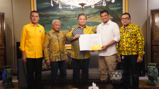 Ketua Umum Partai Golkar, Airlangga Hartarto menyerahkan surat  dukungan kepada bacalon Gubernur dan Wakil Gubernur Sumut, Bobby Nasution - Surya di Pilgub Sumut.