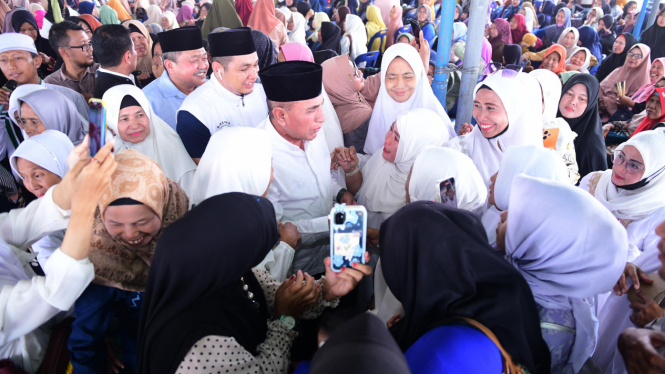 Bacalon Gubernur Sumut, Edy Rahmayadi dikerumuni warga saat hadiri tabligh akbar di Binjai.