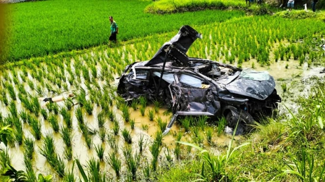 Kondisi mobil rusak parah usai bertabrakan dengan kereta api di Deliserdang yang menewaskan 6 orang satu keluarga.