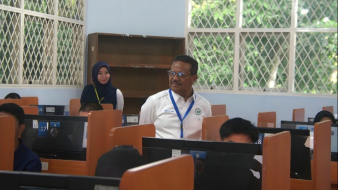 Rektor Unimed, Prof. Dr. Baharuddin meninjau pelaksanaan UTBK Seleksi Mandiri di Kampus UNIMED.