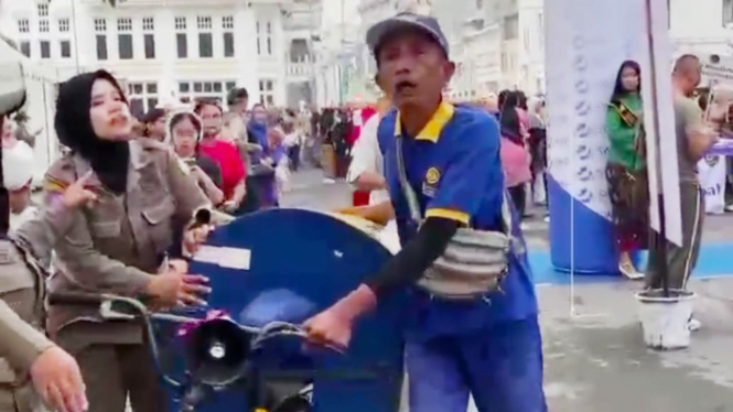 Pedagang roti diadang petugas Satpol PP masuk lokasi CFD Lapangan Merdeka, Kota Medan.