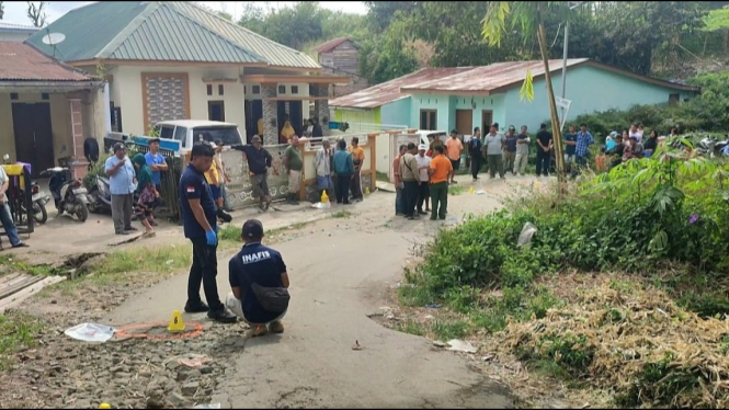 Polisi olah TKP eks wartawan di Karo tewas ditikam.