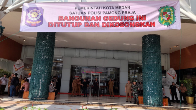 Satpol PP Pemko Medan tutup Mall Centre Point Medan.