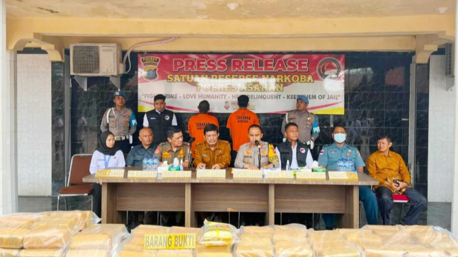 Kapolres Asahan, AKBP Afdhal Junaidi paparkan pengungkapan 130 kg ganja yang dikirim dari Aceh ke Lampung.