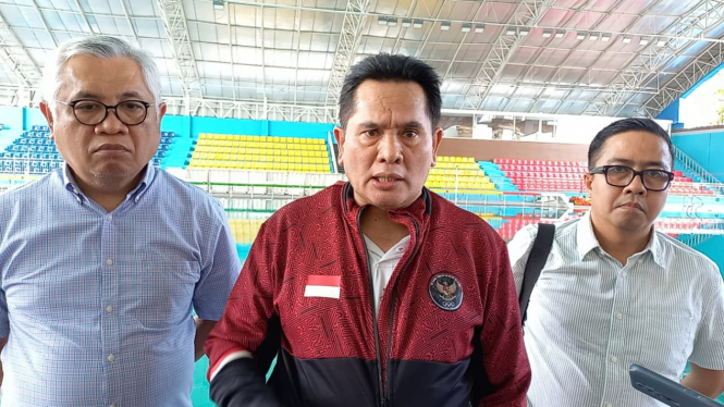 Wakil Ketua Umum PBAI, Sarman Simanjorang, Sekretaris Umum PBAI, Ali Andi Patiwiri saat meninjau venue PON 2024 cabor renang.