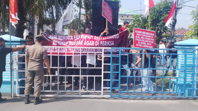 Aksi unjuk rasa massa Gemapala di depan Kantor Bupati Deliserdang.