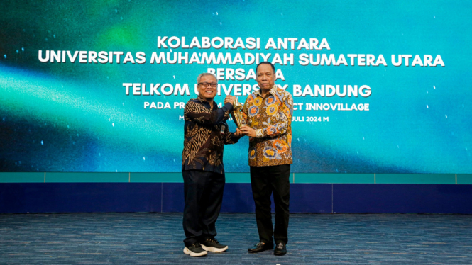 Rektor UMSU, Prof. Dr. Agussani, MAP, saat menerima penghargaan dari Tel-U.